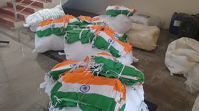 பேரூராட்சிகள், நகராட்சிகளுக்கு தேசியக் கொடி அனுப்பும் பணி தீவிரம்