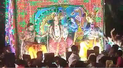 விண்ணுலகை மண்ணுலகத்திற்கு கொண்டு வந்த வண்டி வேடிக்கை... கடவுள் வேடத்தில் மக்களுக்கு ஆசி வழங்கிய பக்தர்கள்!