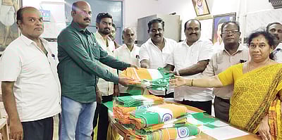 50 ஊராட்சிகளுக்கு 48,000  தேசியக் கொடிகள்