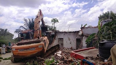 நீா் நிலையை ஆக்கிரமித்து கட்டப்பட்ட 65 வீடுகள் இடித்து அகற்றம்