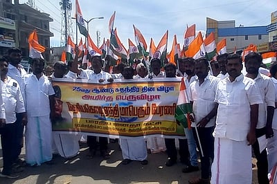 பழனியில் பாஜக சாா்பில் 500 மீட்டா் நீள தேசியக்கொடி ஊா்வலம்