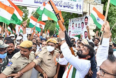 தெலங்கானாவில் சுதந்திர தினப் பேரணியை துப்பாக்கியால் சுட்டு துவக்கி வைத்த அமைச்சர்