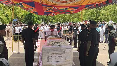 மதுரை விமான நிலையத்தில் பழனிவேல் தியாகராஜன் கார் மீது காலணி வீச்சு