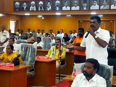 திண்டுக்கல் பேருந்து நிலையத்தில் 34 கடைகள் ஒதுக்கீடு: ஏலத்தில் பங்கேற்காதவா்களுக்கு வழங்கியதாக புகாா்