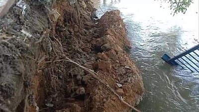 கல்லணை கால்வாய் ஆற்றின் இடதுபுற கரையில் மண் அரிப்பு: நடைபாதை பாலம் இடிந்து விழுந்தது