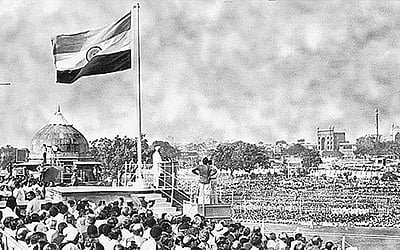 தில்லி செங்கோட்டையில் பறந்த முதல் தேசியக் கொடி!