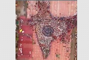 பிகார்: மனித சங்கிலியால் இந்திய வரைபடத்தை உருவாக்கி மாணவர்கள்  சாதனை