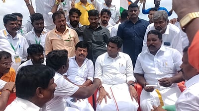 மதுரையில் அமைச்சரின் காா் மீது காலணி வீசியது விரும்பத்தகாத சம்பவம்