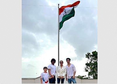 குடும்பத்துடன் தேசியக் கொடியேற்றிய நடிகர் ஷாருக் கான்!