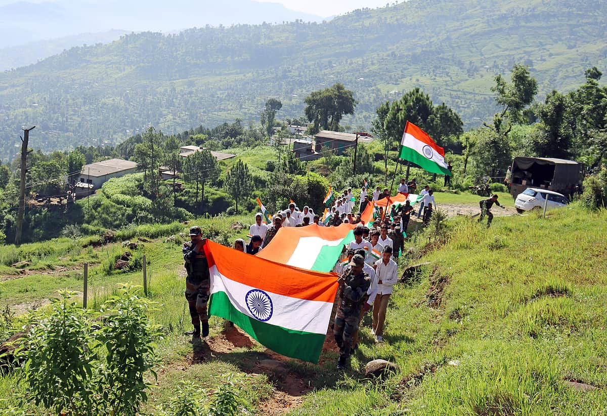 மூவா்ணத்தின் ஒளி வண்ணம்! சுதந்திர தினம் குறித்த தலையங்கம்