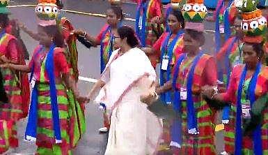 நாட்டுப்புறக் கலைஞர்களுடன் நடனமாடிய மம்தா பானர்ஜி! (விடியோ)