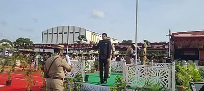 சுதந்திர நாள்: திருப்பூர் ஆட்சியர் எஸ். வினீத் தேசியக் கொடி ஏற்றினார்