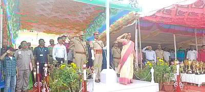 காரைக்காலில் சுதந்திர நாள்: புதுவை அமைச்சர் சந்திர பிரியங்கா கொடியேற்றி மரியாதை