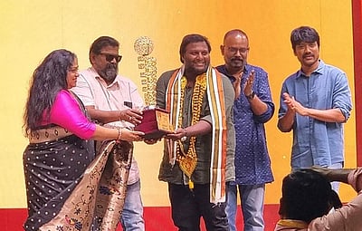 என்னது  மிஷ்கின் கையால் இயக்குநர் மோகன் ஜிக்கு விருதா ? அதிர்ச்சியில் ரசிகர்கள்