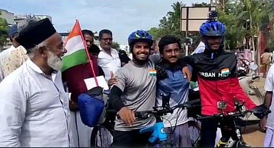 லடாக்கிற்கு இரு இளைஞர்கள் சைக்கிள் பயணம்: வழியனுப்பிய தஞ்சை மக்கள்