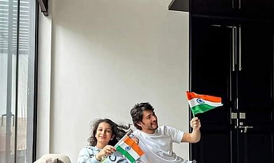 தேசியக் கொடியுடன் பிரபலங்கள் - புகைப்படங்கள்