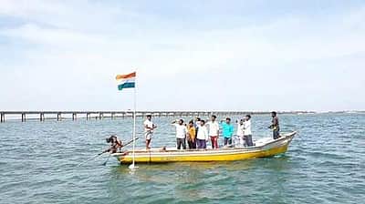 கடலில் தேசியக் கொடியேற்றி கொண்டாடிய மீனவர்கள்