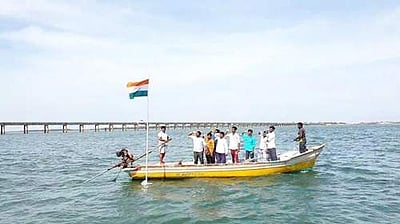 கடலில் தேசியக் கொடியேற்றி கொண்டாடிய மீனவர்கள்