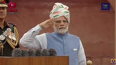 தில்லி செங்கோட்டையில் தேசியக்கொடி ஏற்றினார் பிரதமர் மோடி