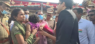 திருப்பூர்: சுதந்திர நாள் விழாவில் கைக்குழந்தையுடன் இளம்பெண் கதறல் 