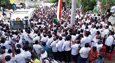 தேமுதிக அலுவலகத்தில் தேசியக் கொடி ஏற்றிய விஜயகாந்த் 