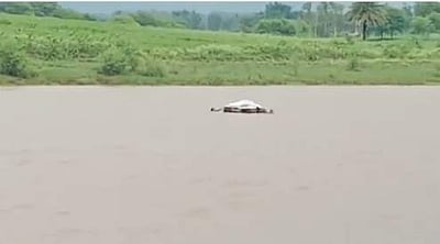 இறுதிச் சடங்குக்காக ஆற்றில் ரப்பர் டியூப்பில் கட்டி இழுத்து வரப்பட்ட உடல் (விடியோ)