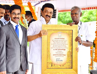 ‘தகைசால் தமிழா்’ நல்லகண்ணு விருதுத் தொகையை நிவாரண நிதிக்கு அளித்தாா்