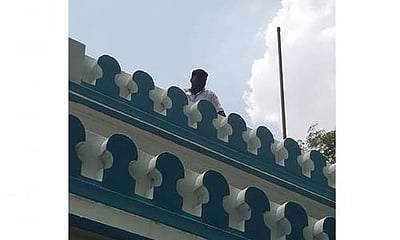 நெல்லை மாவட்ட முதன்மை கல்வி அலுவலக மாடியில் ஏறி மாணவர்கள் போராட்டம்