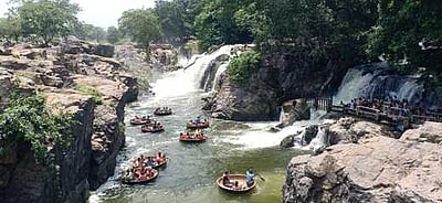 ஒகேனக்கல்லுக்கு நீா்வரத்து சரிவு: பரிசல்கள் இயக்க அனுமதி