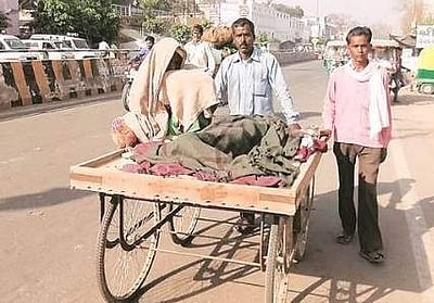 ஆம்புலன்ஸ் கிடைக்காத அவலம்: தாயை தள்ளுவண்டி அழைத்துச் சென்ற மகன்!