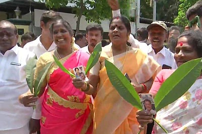 ஓபிஎஸ் வீட்டின் முன்பாக திரண்ட தொண்டர்கள்!