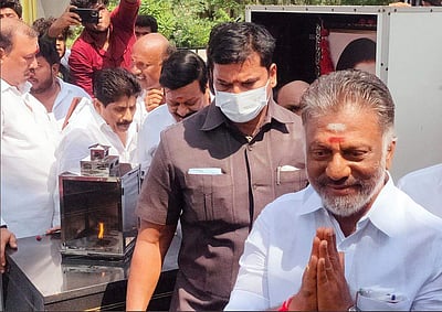 ஜெயலலிதா நினைவிடத்தில் ஓபிஎஸ் மரியாதை