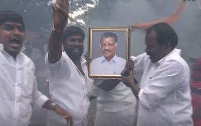 இனிப்பு வழங்கி, பட்டாசு வெடித்து ஓபிஎஸ் ஆதரவாளர்கள் கொண்டாட்டம்!