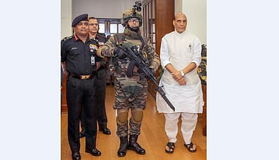 ராணுவத்திடம் உள்நாட்டுத் தளவாடங்களை ஒப்படைத்தாா் ராஜ்நாத் சிங்