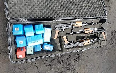 மகாராஷ்டிரம்: ஆளில்லாத படகிலிருந்து ஏகே - 47 துப்பாக்கிகள் பறிமுதல்