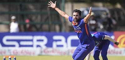 தீபக் சஹார் அபார பந்துவீச்சு: தடுமாறும் ஜிம்பாப்வே அணி