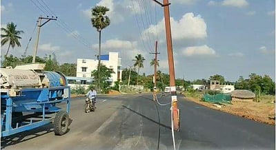 தொடரும்...: மின் கம்பங்களை அகற்றாமல் சாலை விரிவாக்கம்