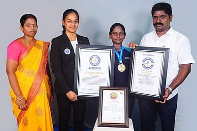 11 வயதில் யோகாவில் உலக சாதனை படைத்த மாணவிக்கு பாராட்டு