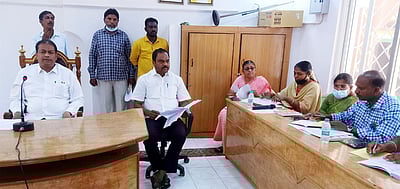 ஆம்பூரில் மந்தகதியில் துப்புரவுப் பணிகள்  நகா்மன்றக் கூட்டத்தில் உறுப்பினா்கள் புகாா்