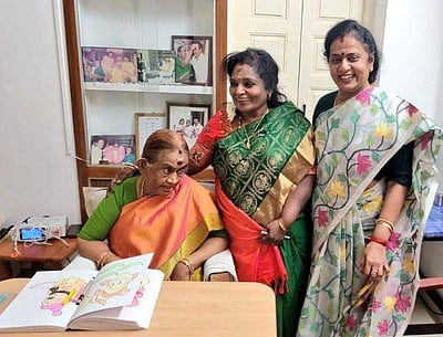 தயாளு அம்மாளை சந்தித்து நலம் விசாரித்த தமிழிசை சௌந்தராஜன்! (படங்கள்)