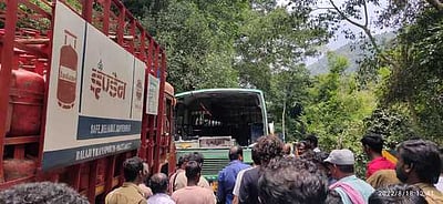 கொடைக்கானலில் பேருந்து- சிலிண்டா் லாரி மோதல்:சிறு காயங்களுடன் பயணிகள் தப்பினா்