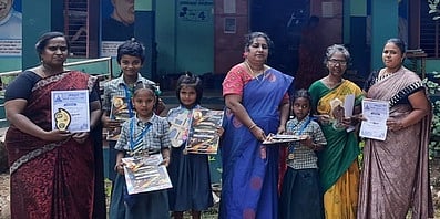டிசி கலைப் போட்டி: வெற்றி பெற்ற மாணவா்களுக்கு கேடயம் வழங்கல்