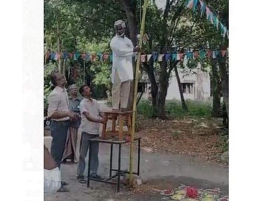 கொடி மரமானது மூங்கில் குச்சி; நாற்காலியில் ஏறி கொடியேற்றிய கல்லூரி முதல்வர்! (விடியோ)