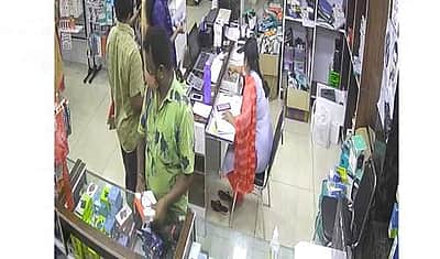 கடைக்காரர் கண்முன்னே செல்லிடப்பேசி திருடும் நபர்: சிசிடிவி காட்சி வெளியானது