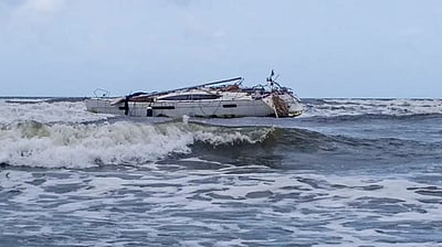 மகாராஷ்டிரத்தில் ஆயுதங்களுடன் கரை ஒதுங்கிய படகு: மாநில அரசு விளக்கம்