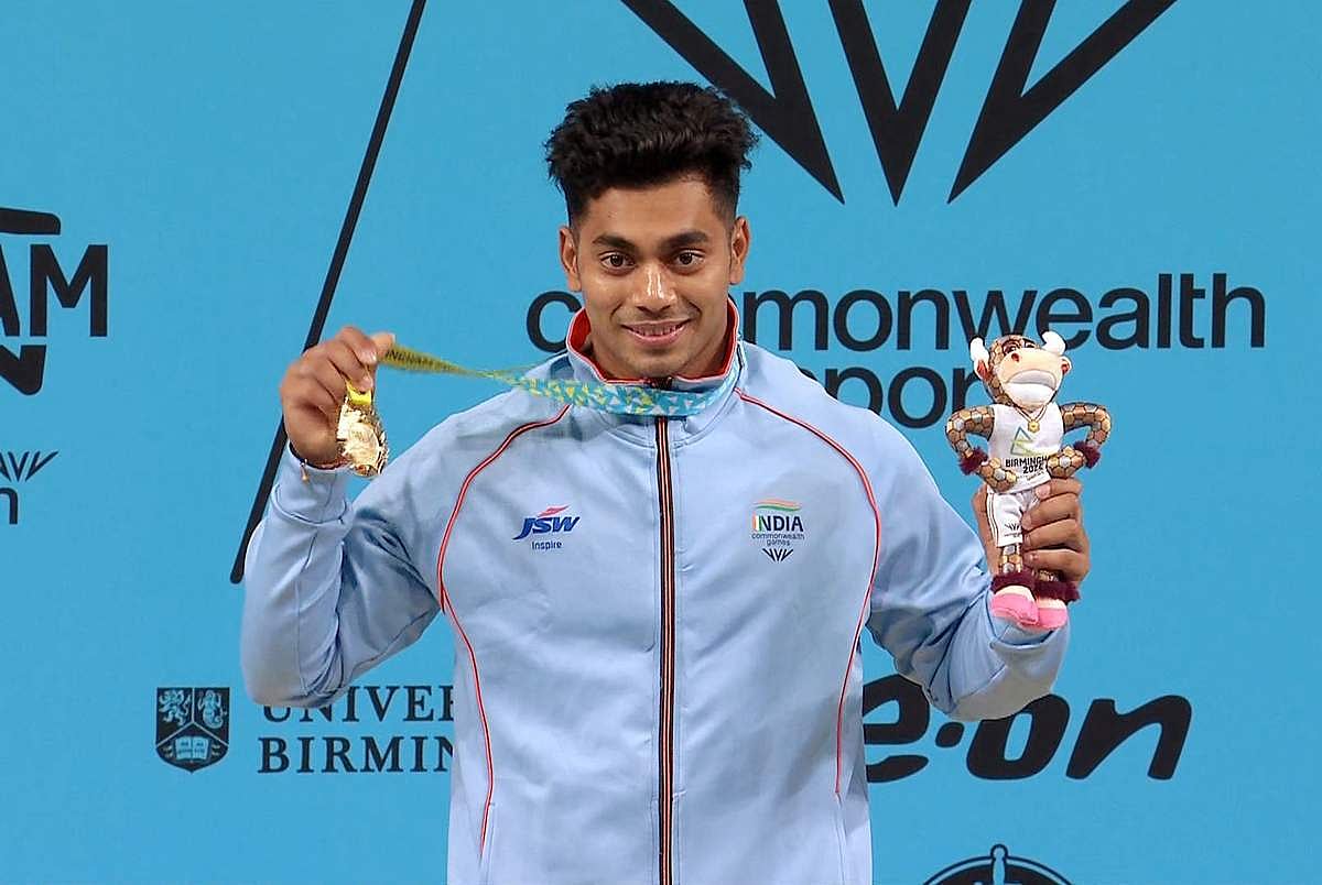 பளுதூக்கும் போட்டியில் இந்தியாவின் அச்சிந்தா ஷூலி 313 கிலோ தூக்கி முதலிடம் பெற்று தங்கப்பதக்கத்தை கைப்பற்றினார்.