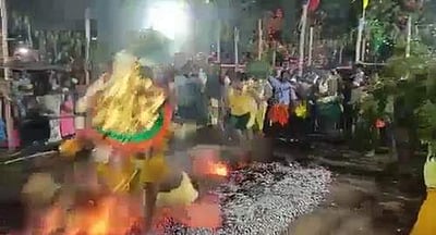 தீமிதி திருவிழாவில் அக்னி குண்டத்தில் விழுந்து படுகாயமடைந்த பக்தர்கள்