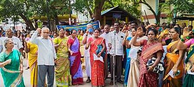 பள்ளிகளில் காலைச் சிற்றுண்டி திட்டம்: சத்துணவு ஊழியா்கள் மூலம் செயல்படுத்தக் கோரி தா்னா