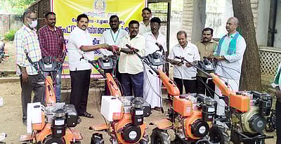 பண்ணை இயந்திரங்கள் அளிப்பு