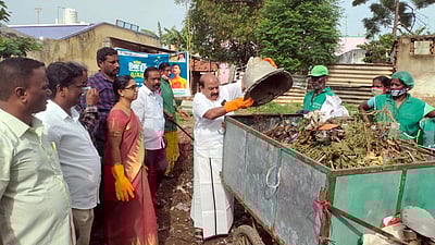 மிட்டாளத்தில் தூய்மைப் பணி: எம்எல்ஏ தொடக்கி வைத்தாா்